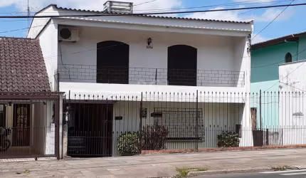 Casa com 4 dormitórios, sendo uma suíte com 185 m² privativos em um terreno de 10 x 27,50, dois pavimentos muito bem constituídos, no primeiro pavimento cozinha ampla, despensa, sala de estar, sala de