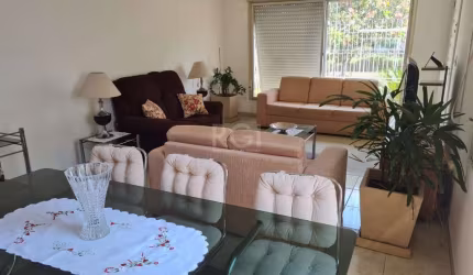 Casa com 188 metros privativos, 03 quartos amplos, iluminados e arejados, 02 banheiros sendo um suíte, imóvel possui amplo living com 02 ambientes em cerca de 30 metros quadrados, uma linda cozinha. &