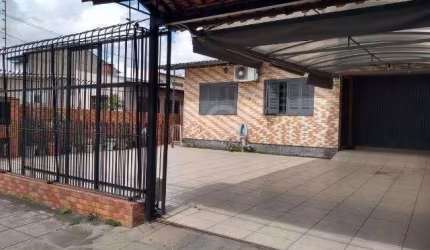 VENDE DUAS CASAS EM UM TERRENO 10 X 30 ESCRITURADO&lt;BR&gt;impostos em dia, sendo a casa da frente(120m2) de três dormitórios, ampla cozinha,sala e banheiro, mais uma casa nos fundos(70m2) com um dor