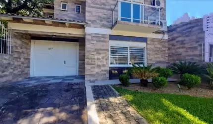 Orientta Imóveis vende excelente e amplo sobrado no bairro Teresópolis, com área construída de 171,46m² em terreno de 499,15m². No primeiro pavimento fica o living para 2 ambientes, ampla cozinha com 