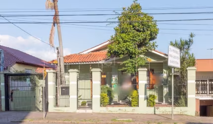 Excelente Residência no bairro Vila Ipiranga, em ótimo estado de conservação com 388m2 de área construída, 03 Dormitórios (transformado em 02 dormitórios com fácil reversão), Sala de estar, sala de tv
