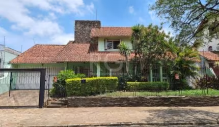 Casa para Venda - 352m², 5 dormitórios, sendo 1 suites, 4 vagas - Rubem Berta - Casa diferenciada, 05 dormitórios ou quatro e gabinete, varanda,hall de entrada, lavabo, sala de estar, sala de jantar, 