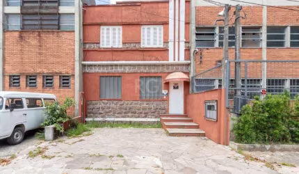 Casa de alvenaria com dois pavimentos com área total 232,00 m² , com 3 dormitório , banheiro social e auxiliar, área de serviço, churrasqueira, sótão/mezanino, 1 sala para dois para dois ambientes, sa