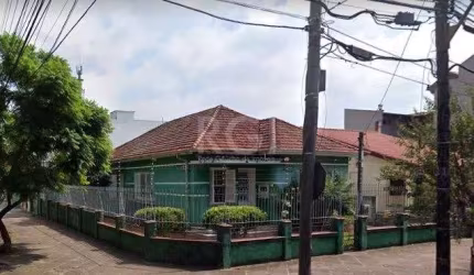 PORTO ALEGRE - Casa Padrão - São Geraldo&lt;BR&gt;Casa de alvenaria, muito bem localizada, de esquina, terreno 15 x 22 com 320m² área total e 200m² de área privativa, orientação solar em todos os lado