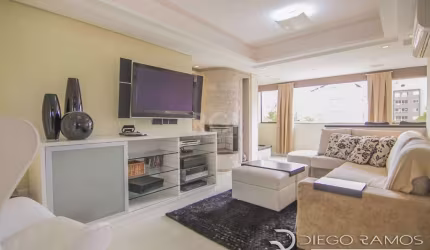 Apartamento mobiliado e belíssimo, com 3 dormitórios (atualmente 2, mas com opção de reversão) e 2 vagas de garagem cobertas com depósito. Conta com lareira, churrasqueira, área gourmet, lavanderia, c