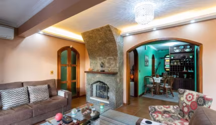 CASA MOBILIADA À VENDA NO BAIRRO NONOAI, ZONA SUL DE PORTO ALEGRE.&lt;BR&gt;&lt;BR&gt;Ampla casa com 232,50 m² de área privativa, com 03 dormitórios sendo 01 suíte com closet lareira e sacada, living 