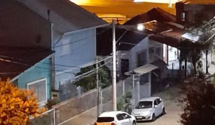 Casa 4 dormitórios, no bairro Partenon, Porto Alegre/RS     &lt;BR&gt; &lt;BR&gt;A CASA TEM 2  entradas, frente e fundos, composta por 4 dormitórios,  sala de estar,  cozinha completa,  3 banheiros, v