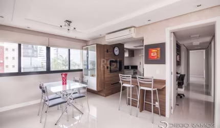 Up Imóveis disponibiliza para venda apartamento de 3 dormitórios sendo 2 suítes no Bairro Higienópolis com 2 vagas de garagem! São 99m2 de área privativa. Estadoimpecável e semi-mobiliado.&lt;BR&gt;Mu