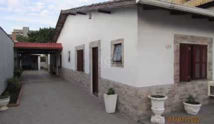 Ótimo imóvel, próprio para Clínica Geriátrica. Localizado na rua Camaquã, próximo a Av. Coronel Massot, terreno plano,  medindo 11 x 40. &lt;BR&gt;CASA PRINCIPAL, com 140 metros, com 3 dormitórios, um