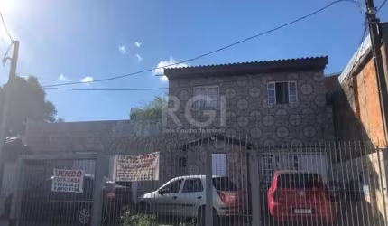 Terreno com 3 casas no pátio na rua Professor Abílio Azambuja , espaço na frente para 3 ou 4 carros.&lt;BR&gt;Casas individuais, cozinha gigante nos fundos, salão pronto para eventos, mais pátio nos f