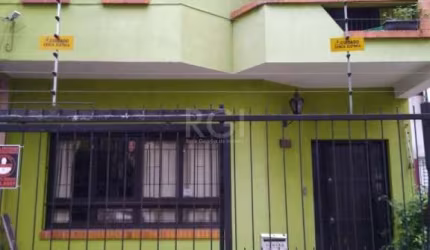VENDE NO BAIRRO FLORESTA, CASA COM DOIS PISOS, DIVIDIDA EM DOIS APARTAMENTOS, COM 5 DORMITÓRIOS, SENDO 2 SUITE, 5 BANHEIROS, 2 COZINHAS, SACADA, LAREIRA, PÁTIO, ESPAÇO DE LAZER COM CHURRASQUEIRA E DEP