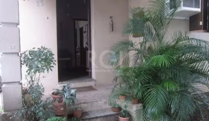 Duas casas na Rua Dr. Timóteo no bairro Floresta, uma com 91m² e a outra dos fundos com 46m².&lt;BR&gt;Casa da frente com 1 dormitório, closed e banheiro social com banheira de hidro massagem, living 
