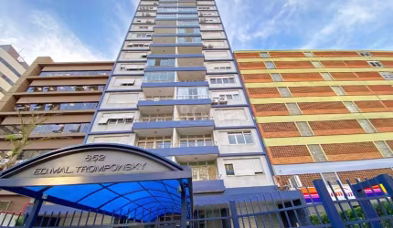 Apartamento Amplo, Reformado, 3 dormitórios, living 3 ambientes, banho social, banho auxiliar,  apartamento com vista espetacular para o Guaiba.&lt;BR&gt;OBS. Possibilidade de alugar garagem, no Edifí