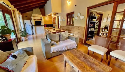 Sobrado , 3 dormitórios, 1suíte,  1 vagas de  garagem coberta , área gourmet com churrasqueira, piscina, bairro Teresópolis, Porto Alegre/RS   &lt;BR&gt;   &lt;BR&gt;Sabe aquele clima de quem está for