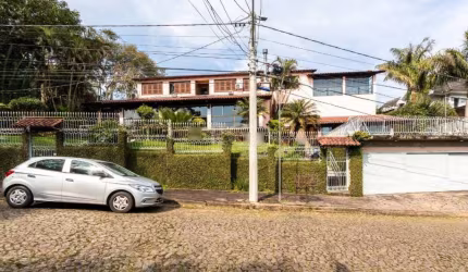 Residência espetacular  com lindíssima vista para para o guaíba!!&lt;BR&gt;05 dormitórios sendo 01 suíte com closet e hidro, living 04 ambientes, lareira, cozinha planejada, banheiros socias, área de 