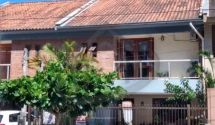 Vende excelente casa com 3 dormitórios, sala de jantar, 1 suíte, sala de jogos, vaga para 2 carros e semi mobiliada. &lt;BR&gt;Agende já sua visita!