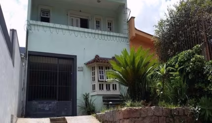 Ótimo sobrado no bairro Partenon, bem estruturado com 4 dormitórios e 1 gabinete, dormitório do casal com suíte e sacada. Living dois ambientes, lavabo, copa, cozinha integrada com churrasqueira, área