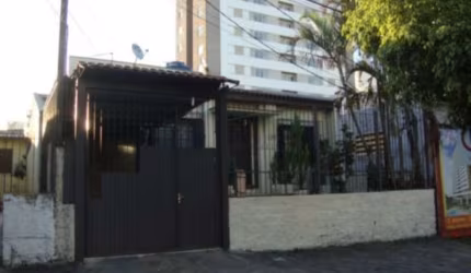 Excelente casa térrea no bairro Partenon, com 3 amplos dormitórios, com possibilidade do 4 dormitório, área privativa de 202 m², cozinha montada, churrasqueira, área de serviço, sala de jantar, ventil