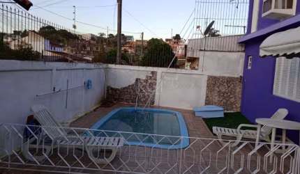 Casa 2 dormitórios, 1 suíte, 2 vagas de garagem, no bairro Vila Nova, Porto Alegre/RS      &lt;BR&gt; &lt;BR&gt;Excelente sobrado com dois quartos no bairro Vila Nova em amplo terreno - trata-se de um