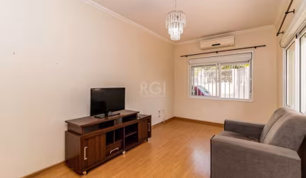Casa térrea, localizada no bairro Vila Ipiranga, com 116 m ². Imóvel dispõe de 02 dormitórios, sendo 1 suite, 2 salas, estar e jantar, cozinha, banheiro, área de serviço e pisos em cerâmica, laminado 