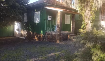 Casa mista a duas quadras do Hospital Cristo Redentor, com a parte inferior de alvenaria e parte superior em madeira. Ideal para construção, com 14.30 de frente e 39 m2 de fundos. Possui 4 dormitórios