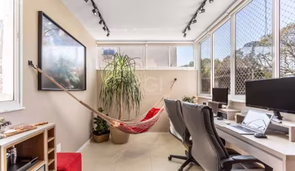 Apartamento mobiliado 75 m², 3 dormitórios e 1 vaga no bairro Petrópolis.&lt;BR&gt;&lt;BR&gt;Imóvel semi novo, com living para 3 ambientes, cozinha americana com churrasqueira, área de serviço, 3 dorm