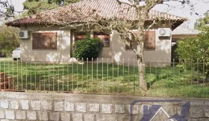 ACEITA IMÓVEL EM PORTO ALEGRE ATÉ 50% DO VALOR.      &lt;BR&gt;    &lt;BR&gt; &lt;BR&gt;Linda casa de esquina, com 4  dormitórios, sendo 1 suíte, 4 banheiros, dependência de empregada (casa separada),
