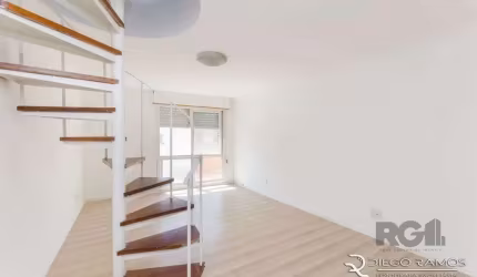 Cobertura 2 dormitórios, terraço com lareira e 1 vaga de garagem, reformada, surpreendente que apresenta, no andar inferior o living, dois dormitórios, 2 banheiros, sendo um com banheira de hidro, e á