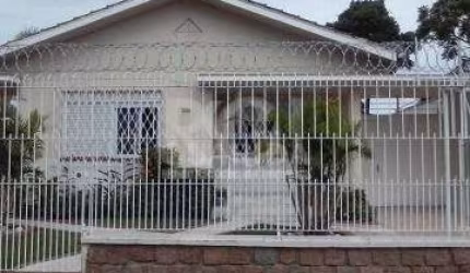 Residência próximo ao Barra Shopping, composta por 2 dormitórios ( 2 suíte), closet, sala de estar e jantar, ampla cozinha e área de serviço. Terreno 11x44 , fundos com edícula com 1 dormitório,  cerc