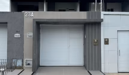 Casa duplex com três quartos na Lagoa Redonda