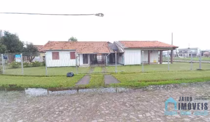 São duas casas, em um amplo terreno de esquina, no centro de Tramandaí/RS!