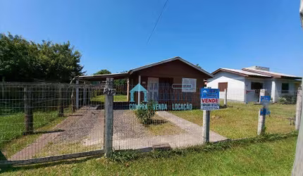Casa em madeira com amplo pátio e boa localização à venda por R$ 162.000 - Mariluz Norte - Imbé/RS