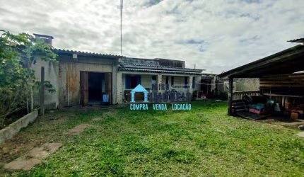 São duas casas em um amplo terreno, boa localização  à venda por R$ 175.000 - Centro - Balneário Pinhal/RS