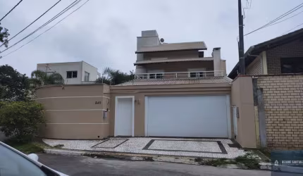 Casa com piscina na Praia dos Amores, Balneário Camboriú/SC