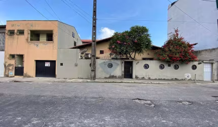 CASA PLANA  A VENDA COM 4 QUARTOS, 289m2!