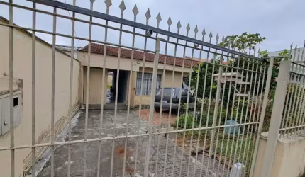 Investimento Inteligente no Novo Mundo – Terreno Amplo com Casa Antiga Pronta para Transformar!