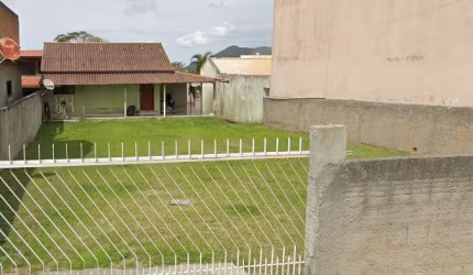 Casa com amplo terreno no Muquem