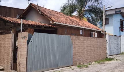 Casa e kitinete no inlgeses 300mts da praia