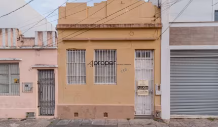 Ampla casa com 3 dormitórios para alugar no Centro - Pelotas/RS