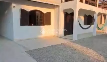 Casa com 5 quartos à venda na Tocantins, 13, Enseada de Brito, Palhoça, 160 m2 por R$ 990.000