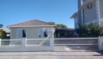 Casa com 3 quartos à venda na das Flores, 5, Enseada de Brito, Palhoça, 288 m2 por R$ 700.000
