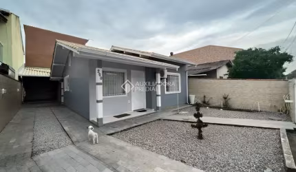 Casa com 2 quartos à venda na Rua Santa Maria, 250, São Sebastião, Palhoça, 59 m2 por R$ 433.000