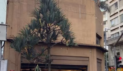 Galpão Comercial para Locação na República, São Paulo-SP: 3 Banheiros e 745m² de Área!