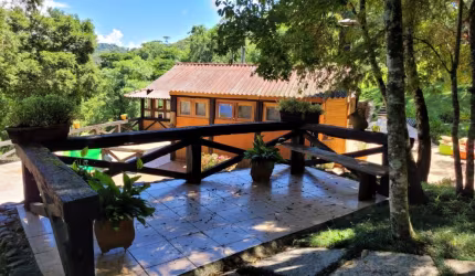 Sitio à venda em Santo Antônio do Pinhal com potencial para restaurante.