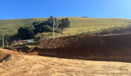 Terreno à venda com várias possibilidades interessantes!!
