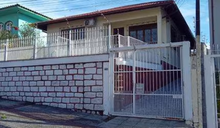Casa Residencial para Venda Casa com 3 dormitórios ( suíte), edícula e garagem no Abraão. FLORIANOPOLIS