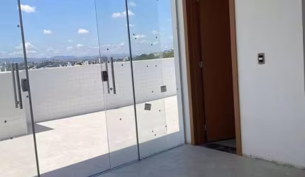 Linda cobertura de três quartos com suíte e duas vagas