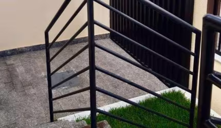 Vendo casa geminada dois quartos sendo uma suíte bairro Paquetá/BH