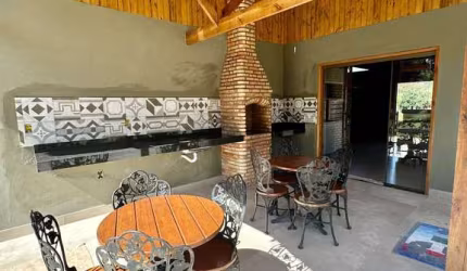 Vendo linda casa em pequeno sítio em Pará de Minas