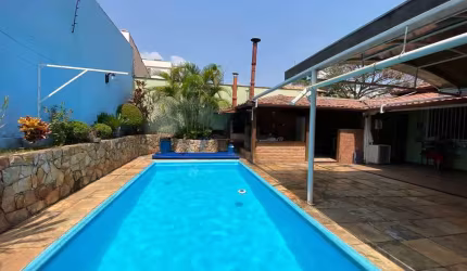 Linda Casa de 420m, cinco qtos, duas suítes, lazer no Castelo com habite-se